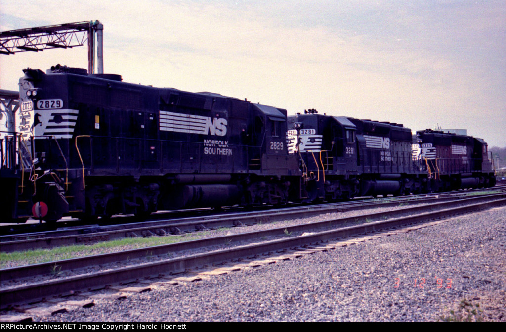 NS 2829, 3281, and 3325 at the fuel racks in Glenwood Yard